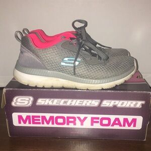 SKECHERS SPORT MEMORY FOAM WOMENS SIZE 8 lightweight ( small scuff on left foot)